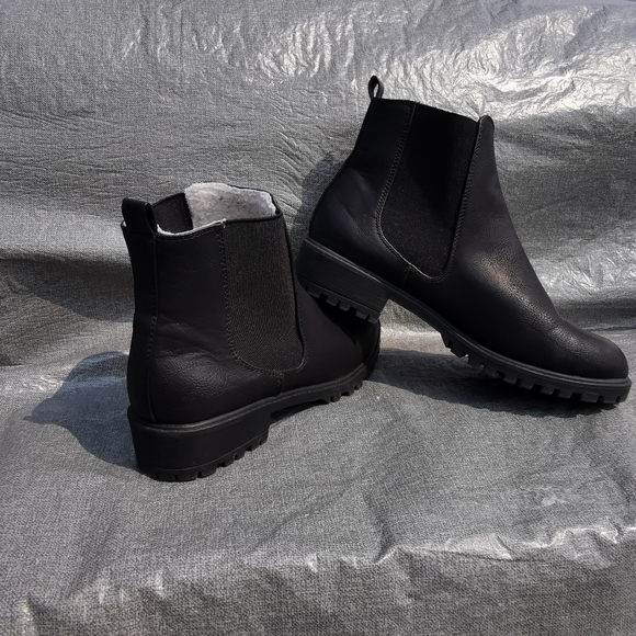 DLG black slip on boots US size 10 elastics side black outer white inside - Picture 1 of 11